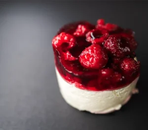 Aviečių ir balto šokolado desertas