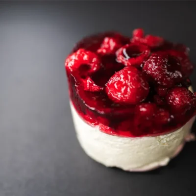 Aviečių ir balto šokolado desertas